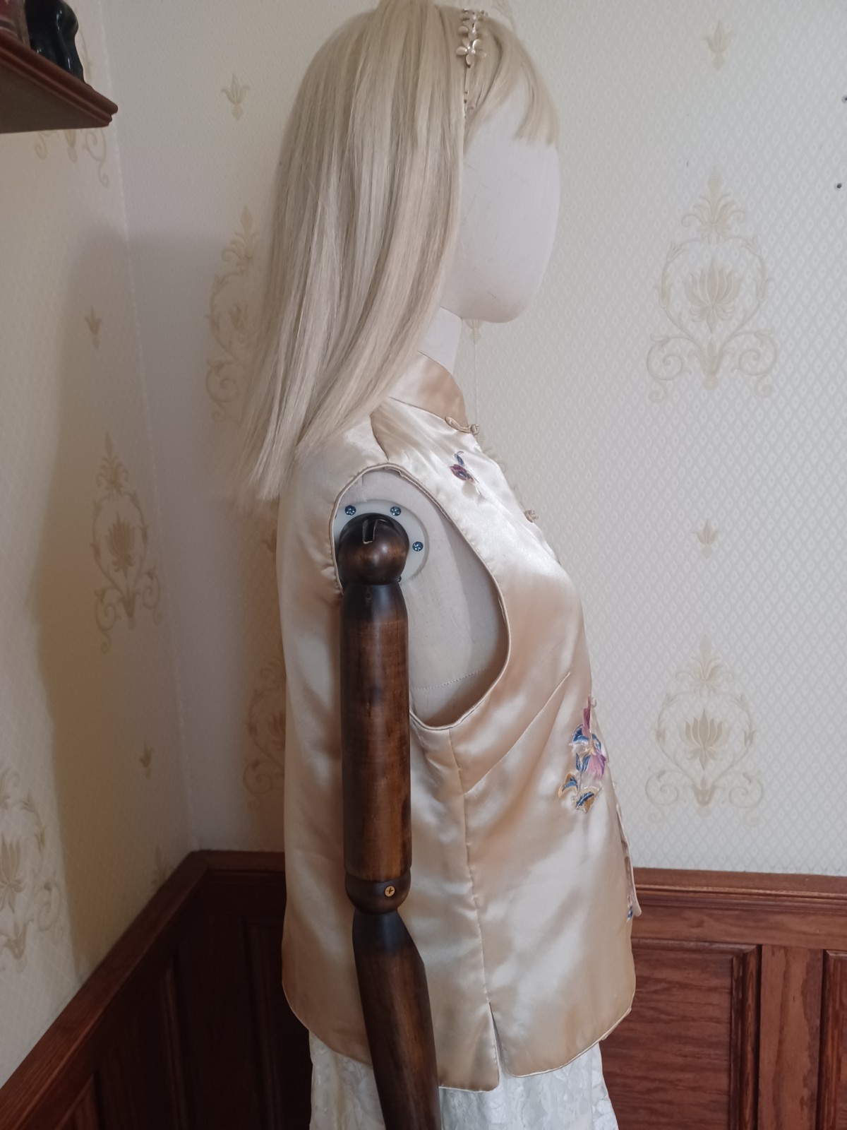 Vintage 1980s/1990s Shieh Hwa Classics Chinese Satiny Champagne Embroidered Vest
