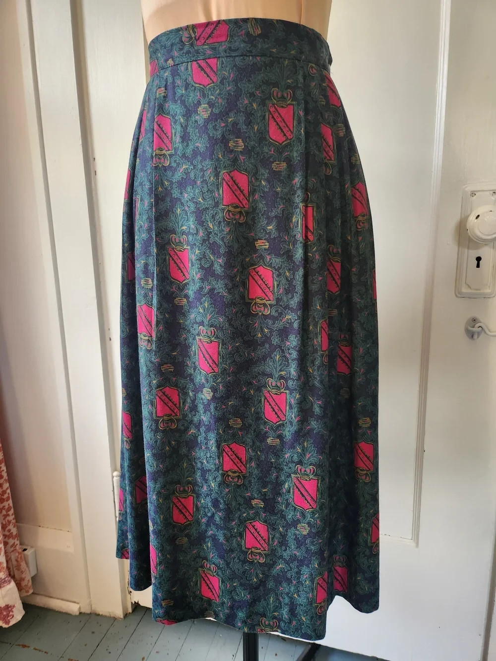 Vtg Portraits by Northern Isles Crown/Shield/Ivy Green/Pink Midi Skirt – Sz M/L
