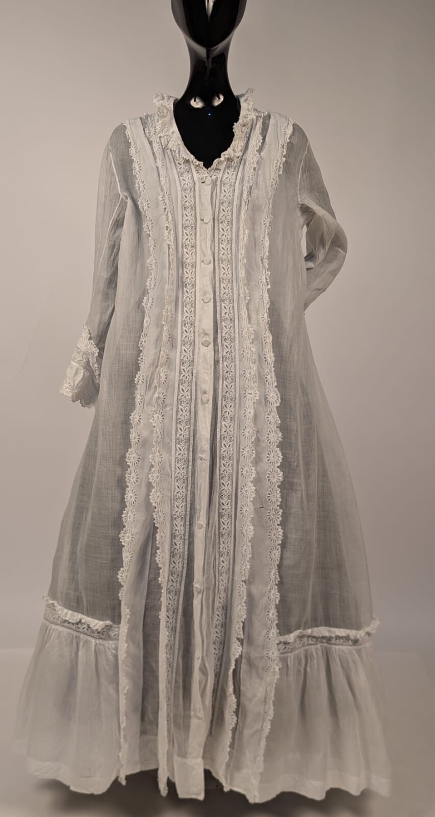 ROMANTIC 1870’S WHITE BATISTE MORNING DRESS W WATTEAU TRAIN REAR