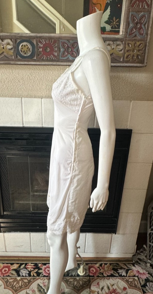 Vtg Full zip slip Nylon SZ 34 nylon taffeta feel armpit to armpit 17″ length 39″