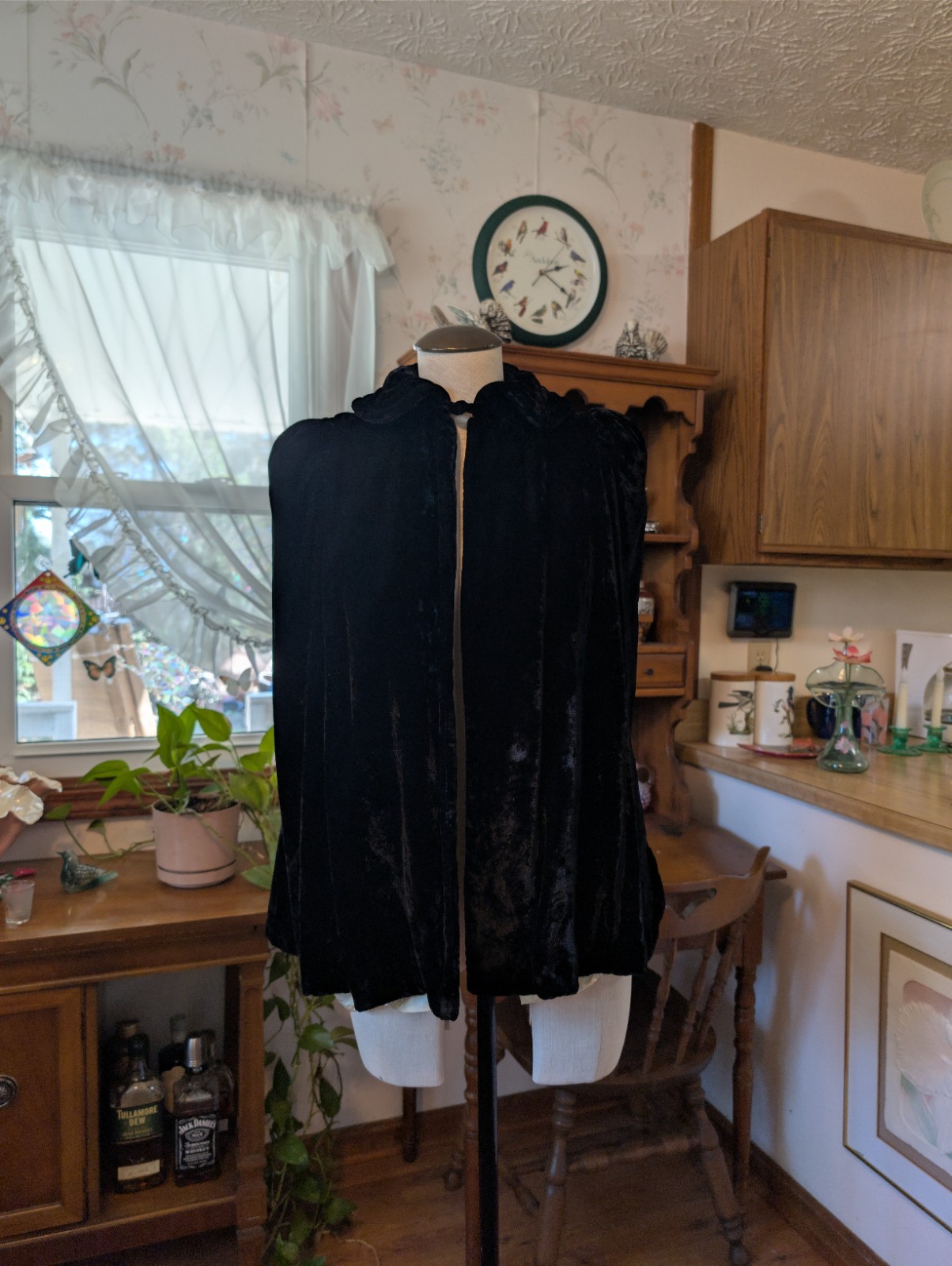 (s) VERY VICTORIAN! 1950s Crushed Velvet CAPE Swing Coat VINTAGE Goth BLACK