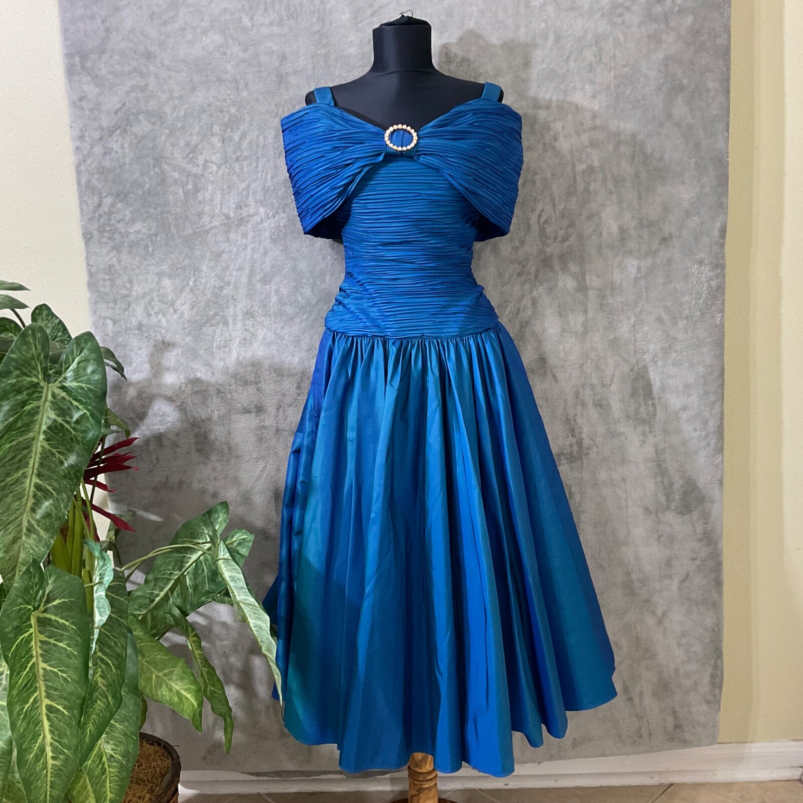 Vintage 80’s Does 1950s Blue Taffeta Party Dress Full Skirt women’s size 6 jewel