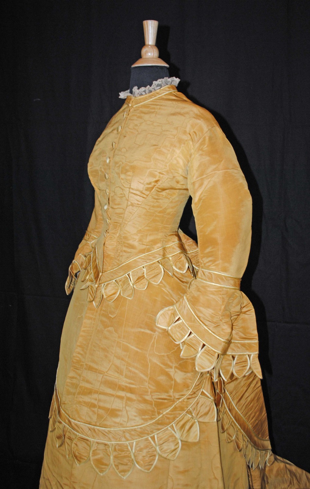 VICTORIAN GOLD MOIRE SILK TAFFETA WEDDING GOWN ENSEMBLE, CIRCA 1873