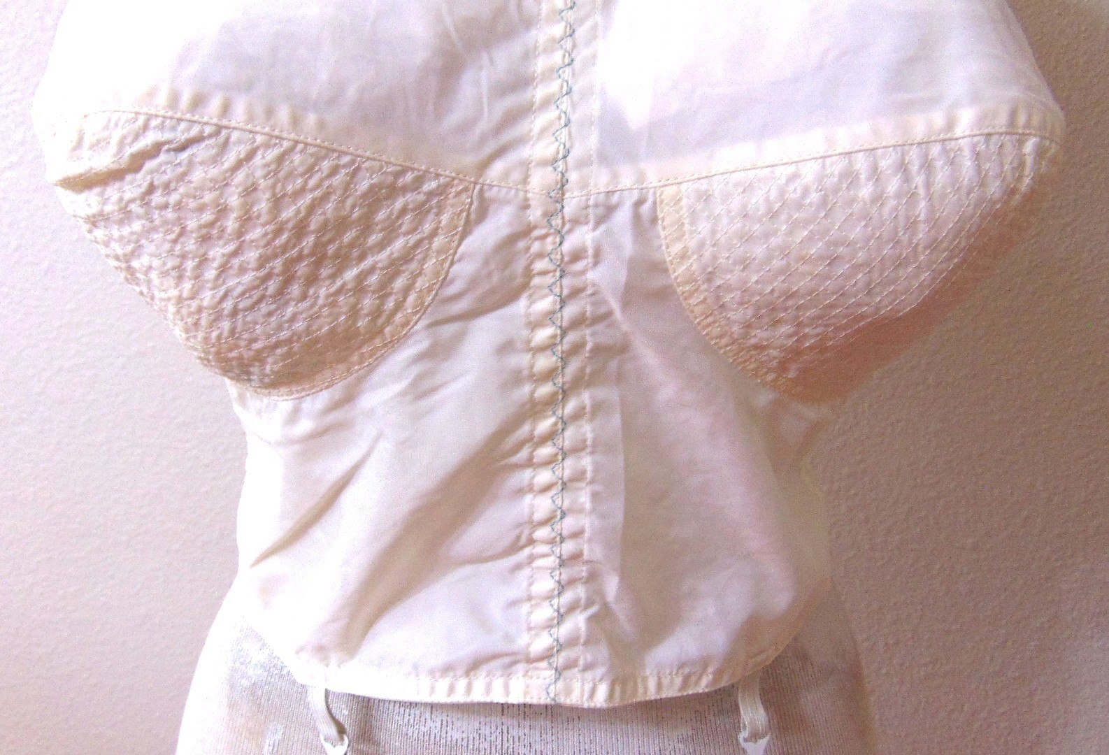 Vtg 1940-50s Pointy Bullet Torpedo 1/2 Circle Pinup Formfit Bustier 42C w/Garter