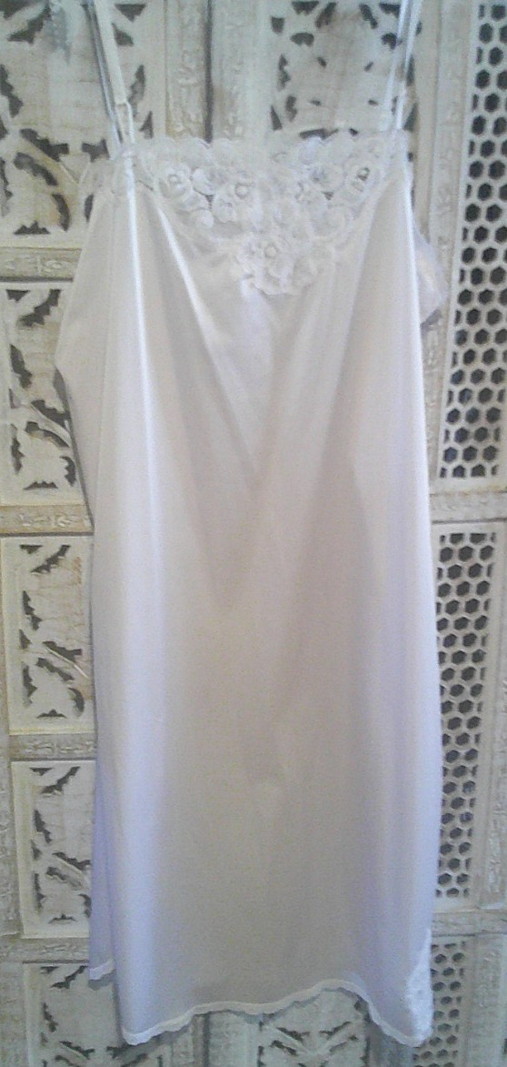 80’s? Vanity Fair 38L All Nylon Full 24″ Light Pink Slip Lace Trim Split Sides