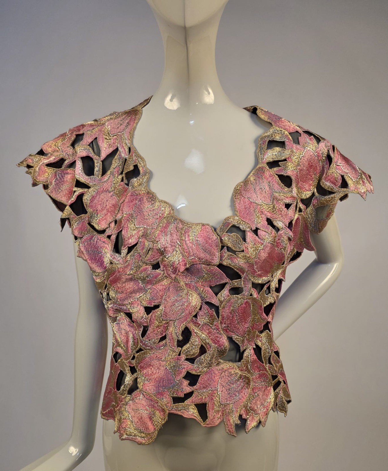 COUTURE 1980’S CUTWORK FLORAL BODICE W METALLIC GOLD LAME + SILK FLOSS STITCHING
