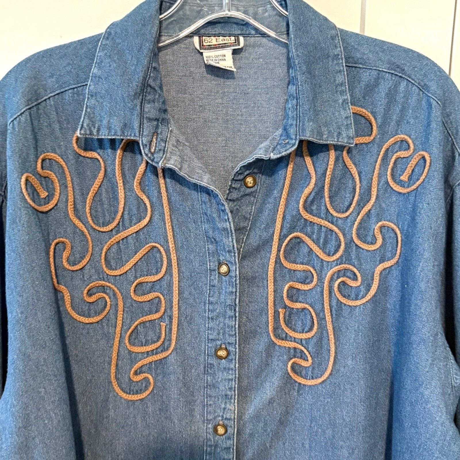 62 East Women’s Vintage Blue Chambray Western Button Front Shirt in Size L