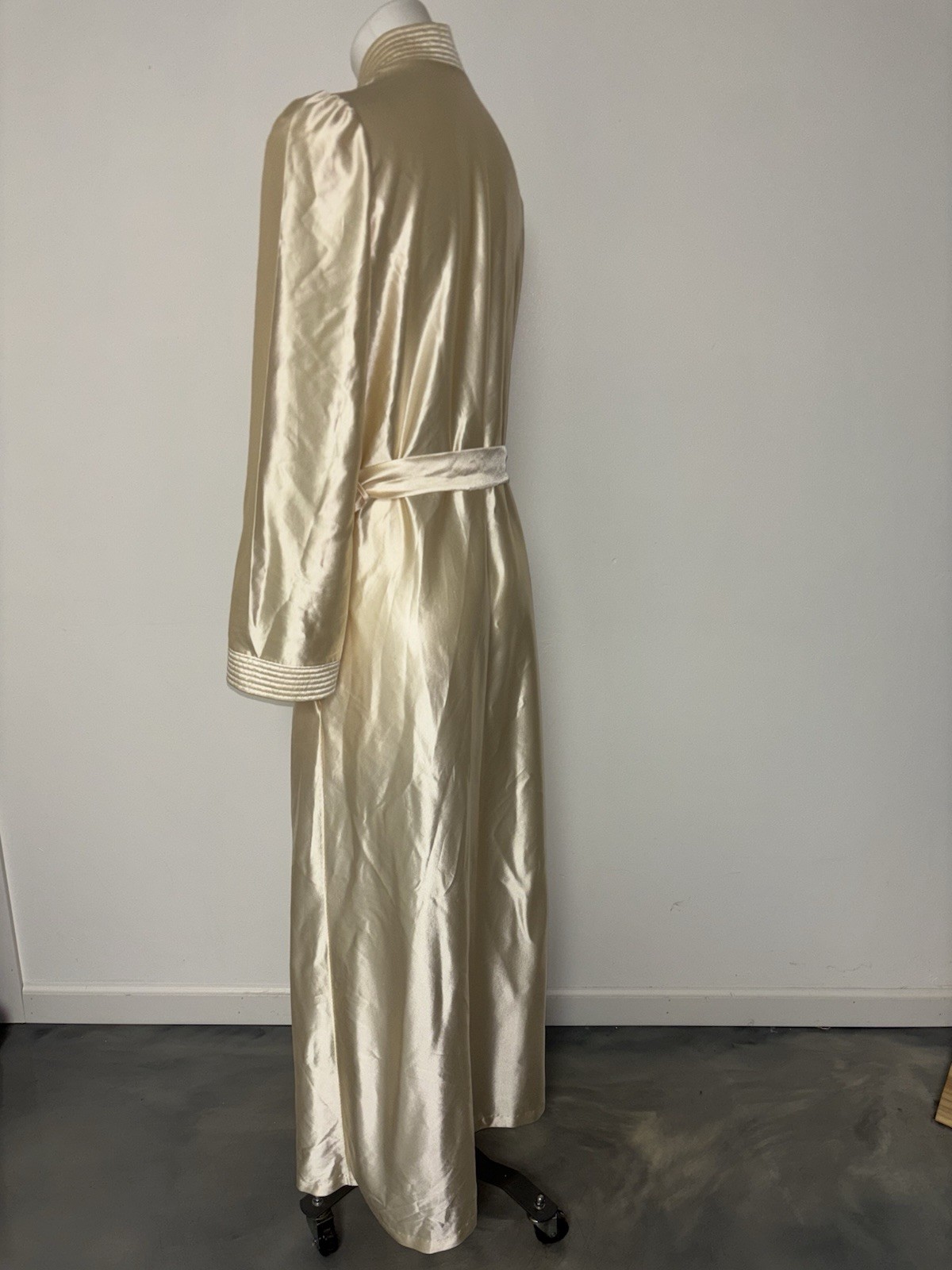 Vintage 70s Barad Co M Ivory Satin Robe ILGWU Union Made USA Tom Bezucha Sz M