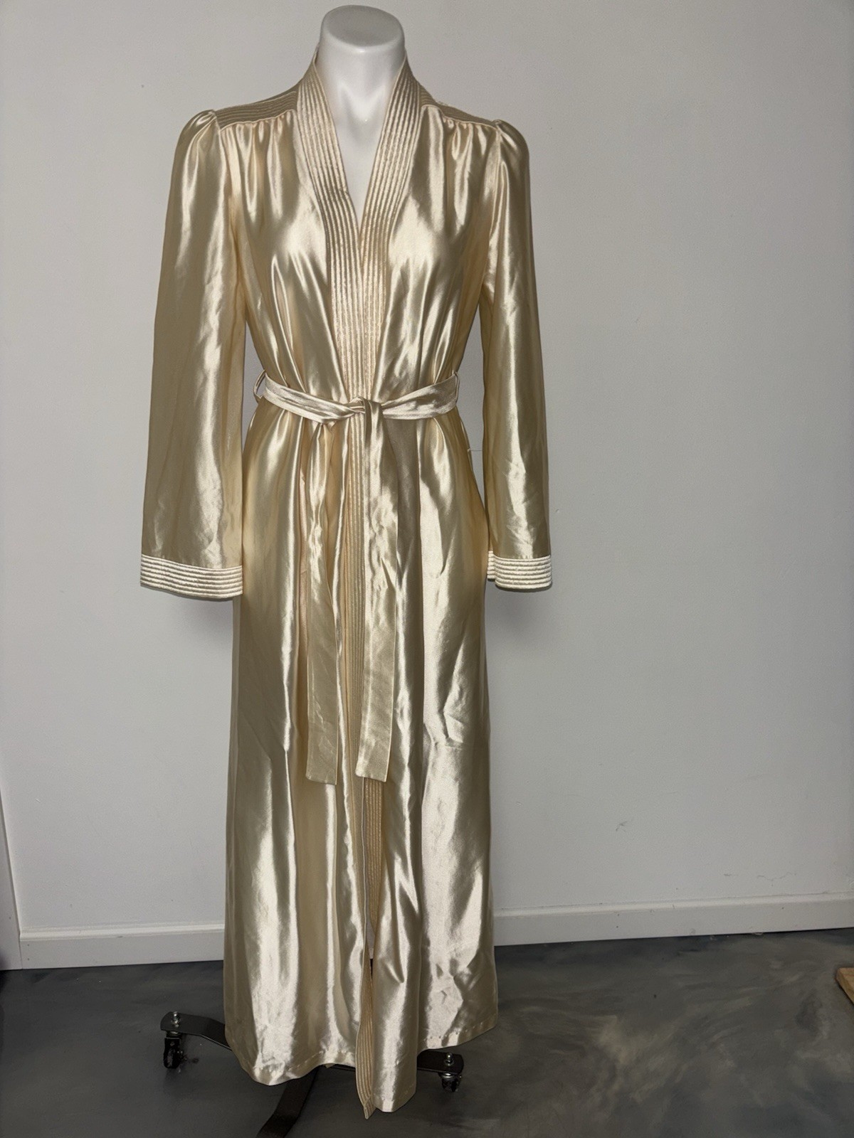Vintage 70s Barad Co M Ivory Satin Robe ILGWU Union Made USA Tom Bezucha Sz M