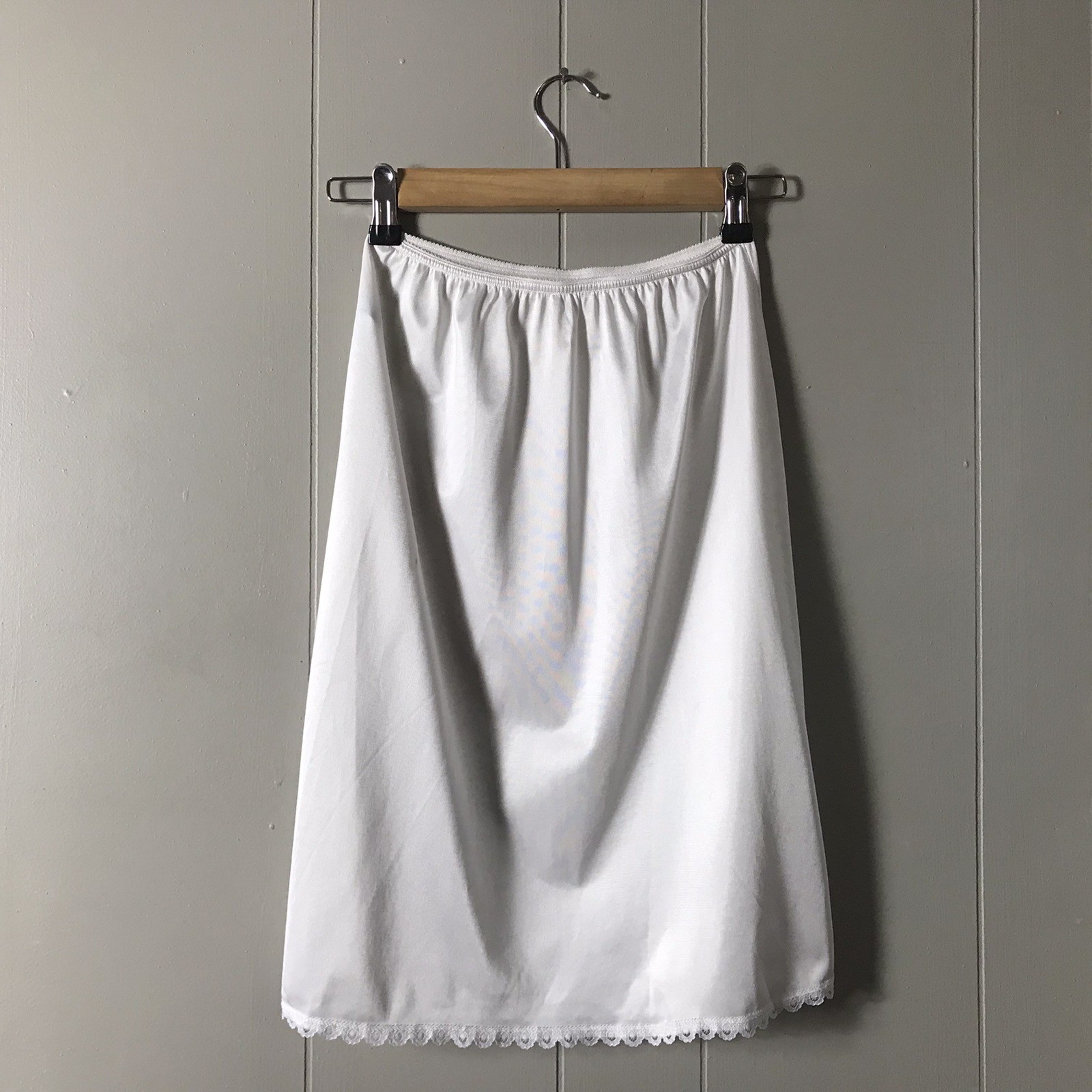 VINTAGE WARNER’S PERFECT MEASURE WHITE HALF SLIP 100% NYLON SIZE MEDIUM