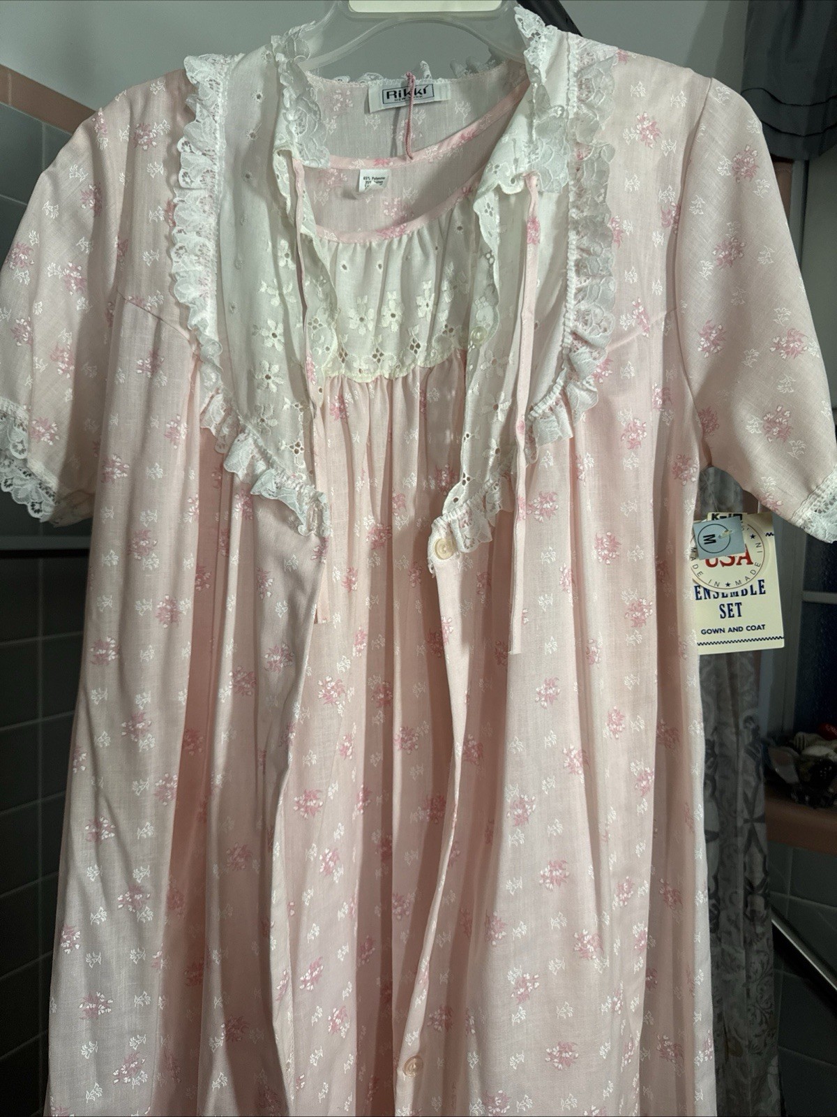 VTG 70’S PINK BUTTON FRONT LACE PLEATED ROBE HOUSE COAT NIGHTGOWN sz M NWT