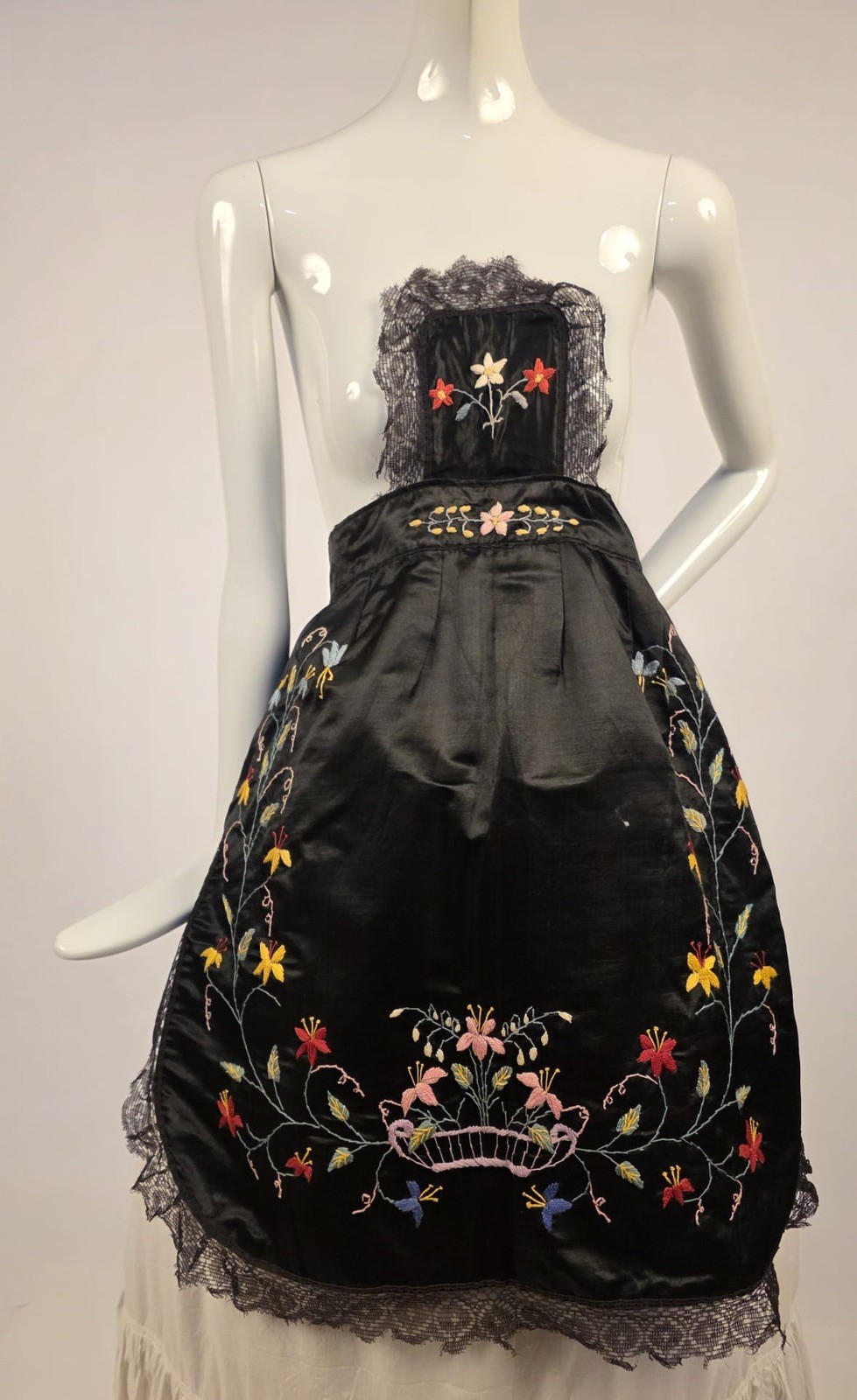 COLORFUL VICTORIAN 19TH C HAND EMBROIDERED APRON FOR DRESS W FLORALS