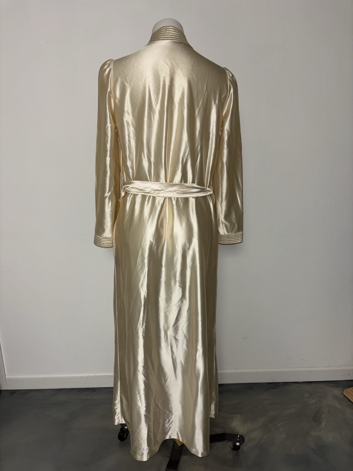 Vintage 70s Barad Co M Ivory Satin Robe ILGWU Union Made USA Tom Bezucha Sz M