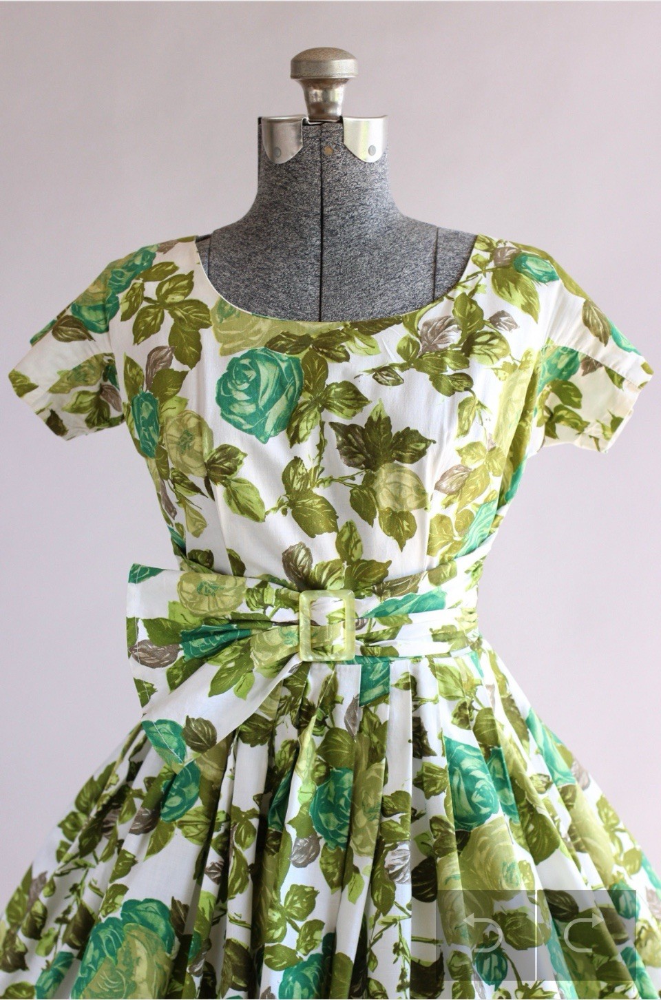 Vintage 1950s Green Floral Dress w/ Short sleeves and Waist Sash S
