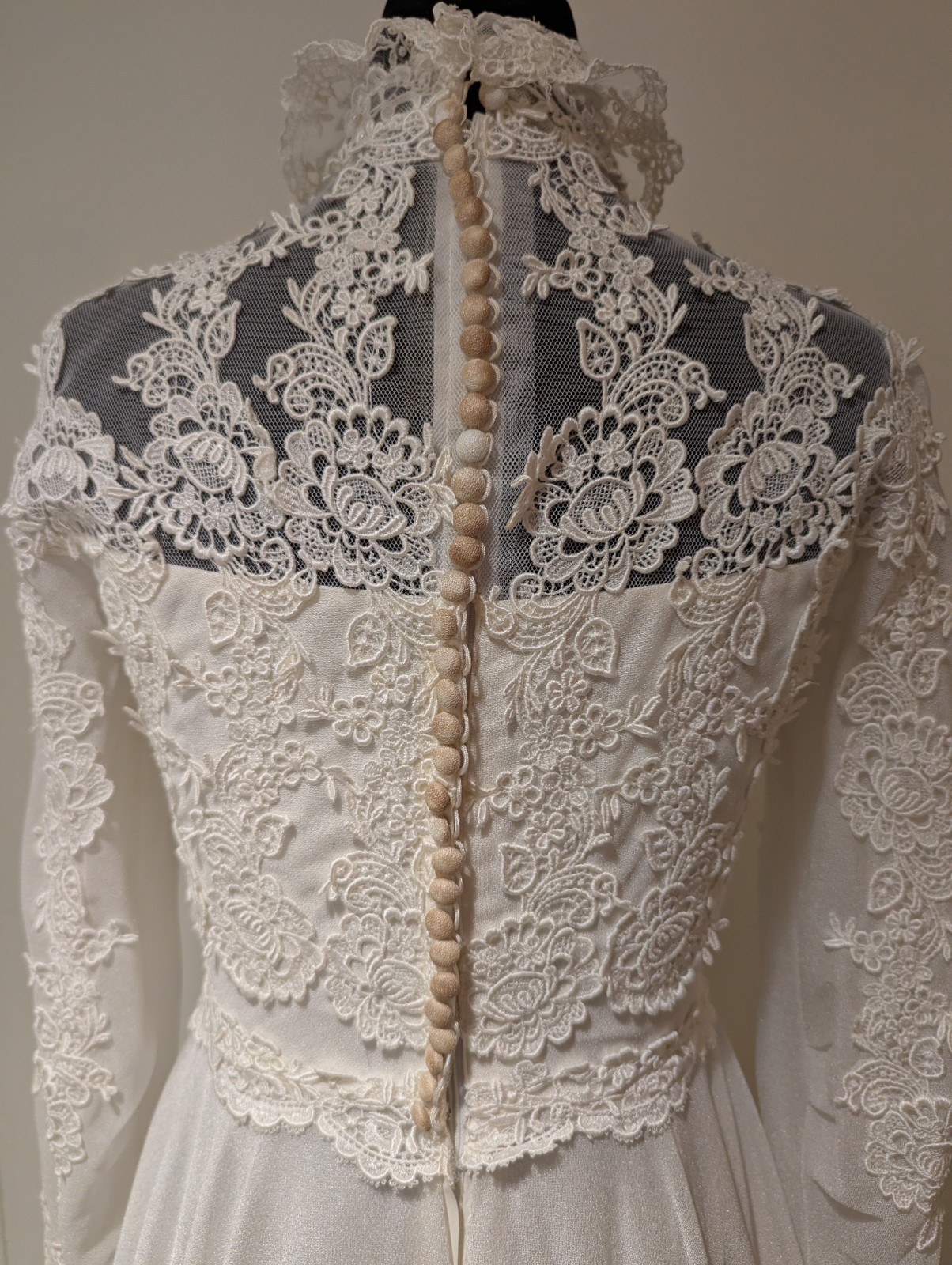 Vintage 1970s Unbranded Off White Wedding Dress Lace Applique Pearl Long Sleeve