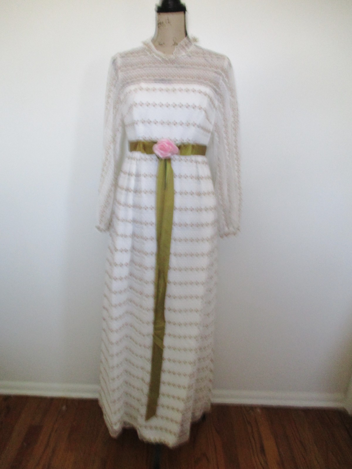 VTG 70s White Lace Floral Maxi Dress M marked 13/14