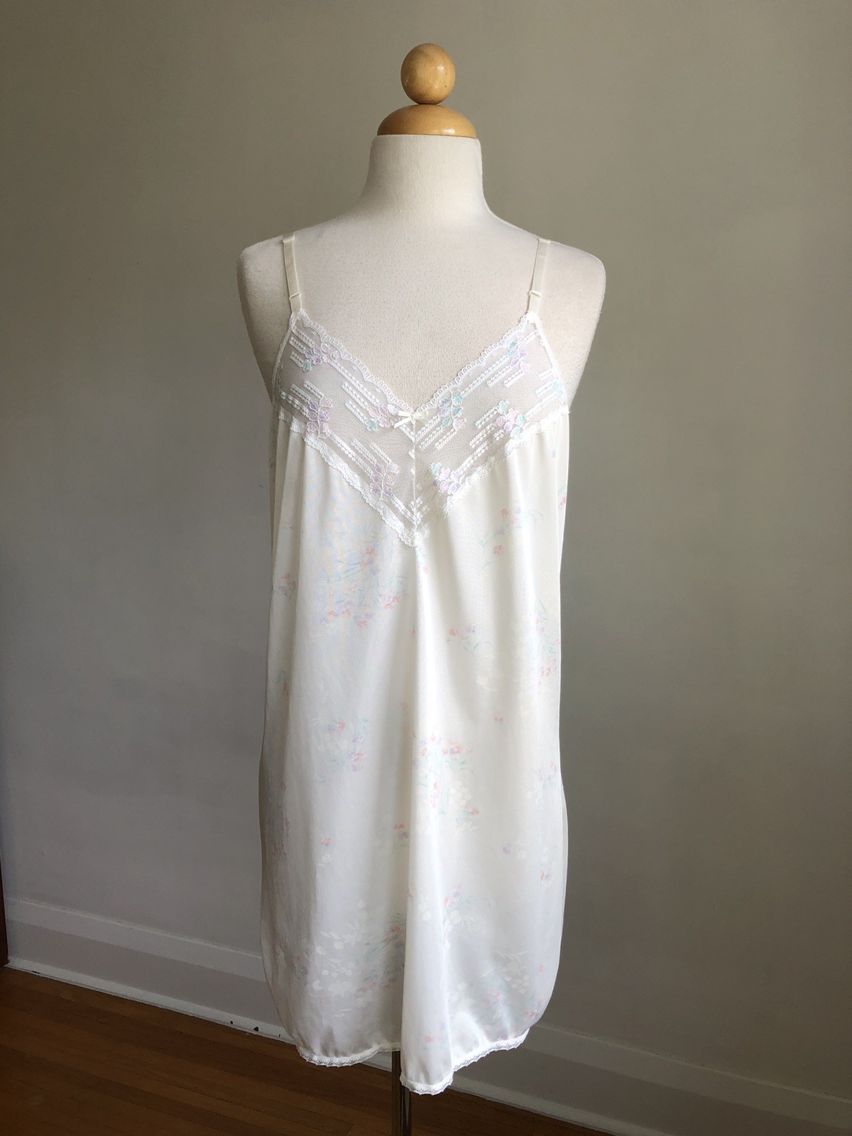 GORGEOUS VTG ASHLEY TAYLOR White Floral Nylon & Lace Nightgown Slip Lingerie M