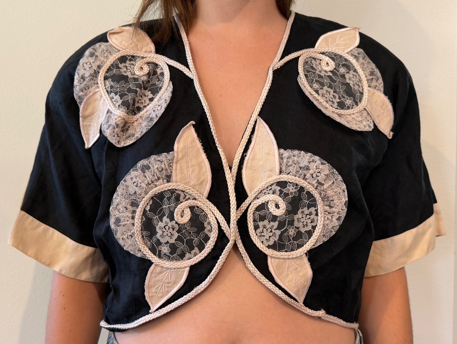 Bellino Paris Mode Linen Crop Jacket – Lace Rose Appliqué, Black & Ivory, Size 8