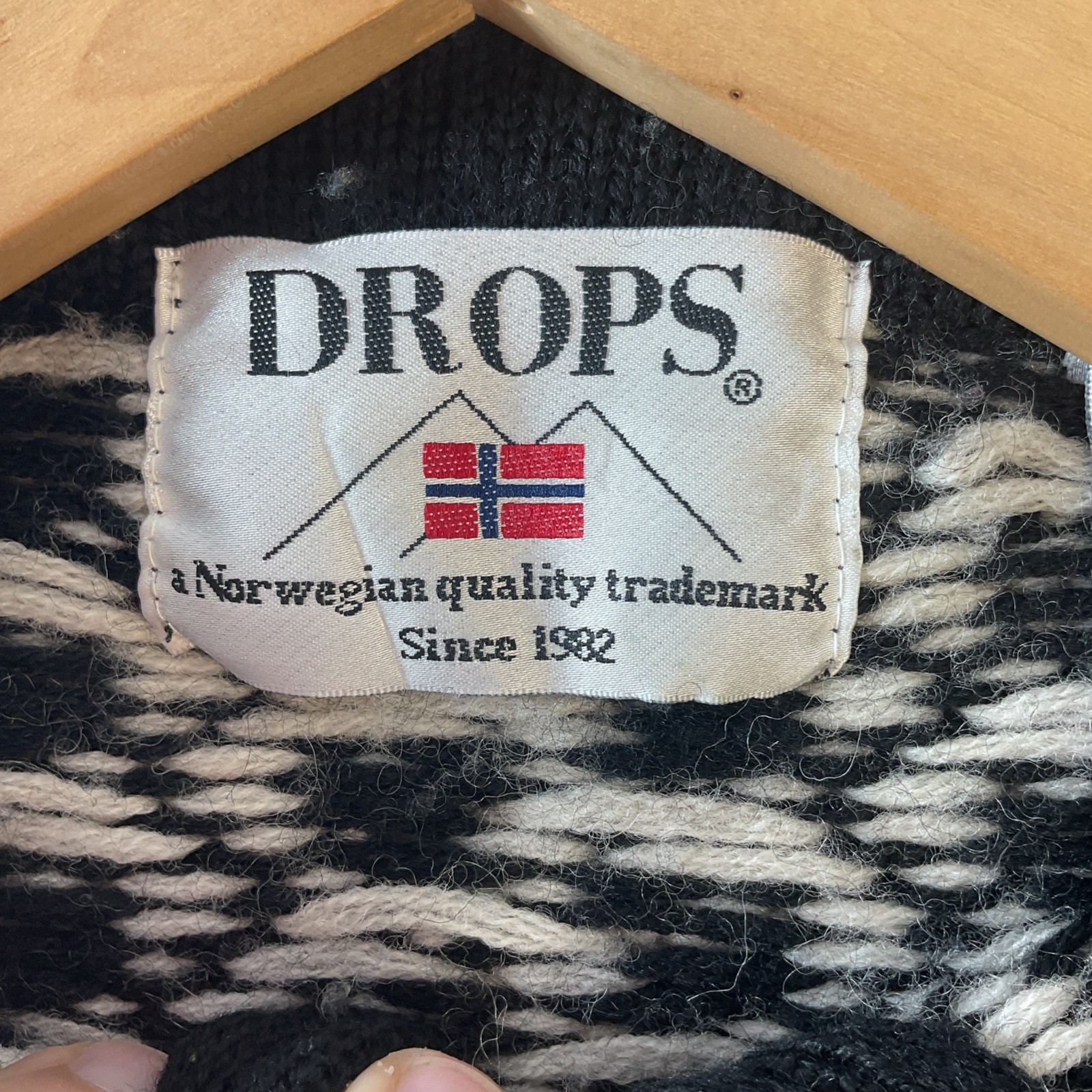 Vtg Handmade Womens Norwegian wool cardigan Full Zip Black Ivory Pattern Soft