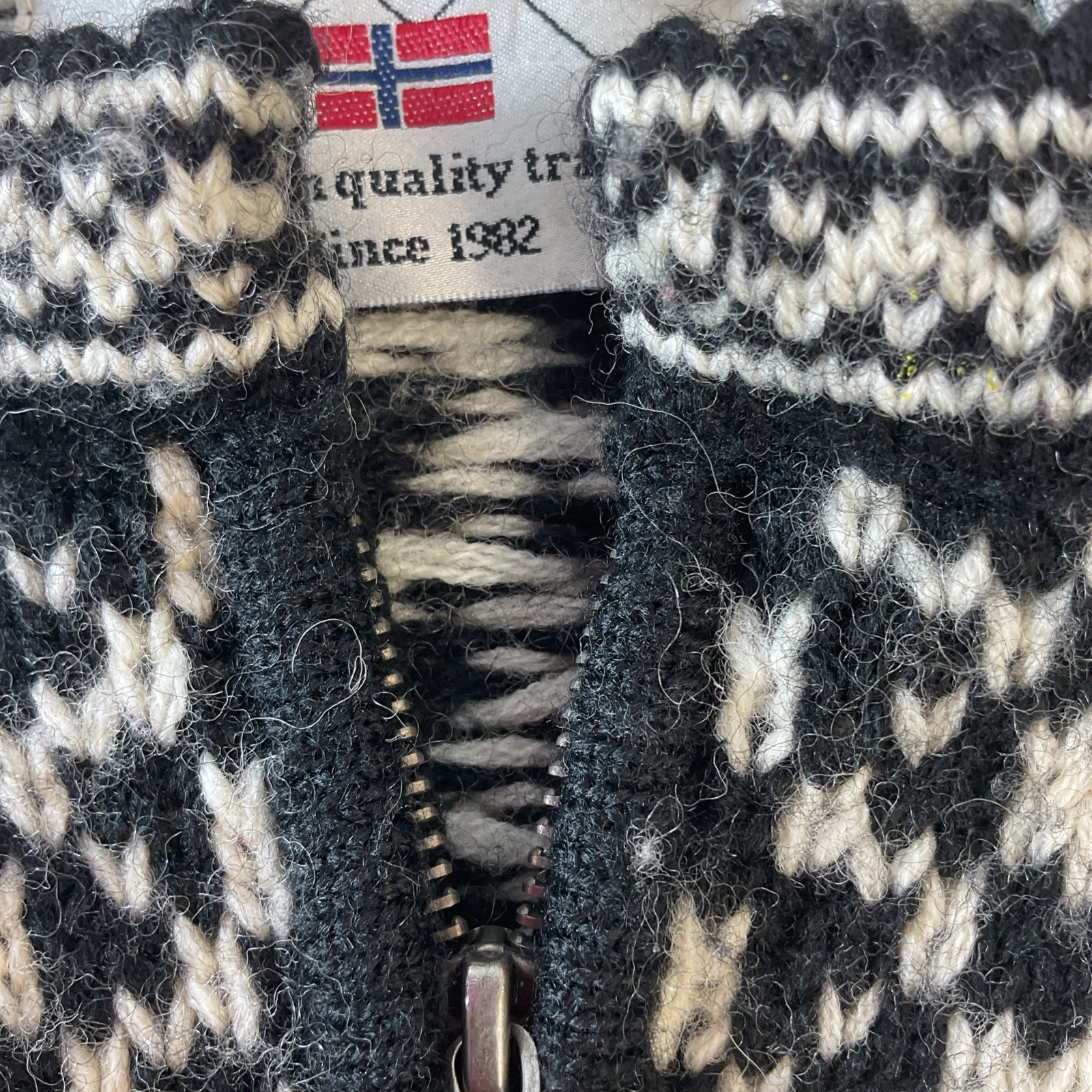 Vtg Handmade Womens Norwegian wool cardigan Full Zip Black Ivory Pattern Soft