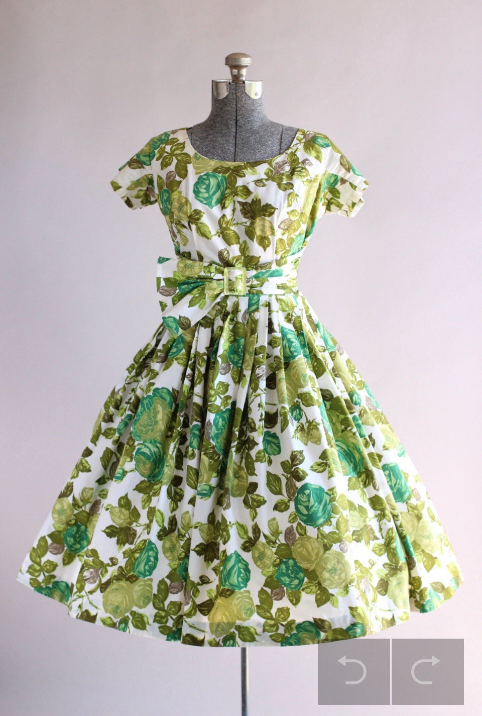 Vintage 1950s Green Floral Dress w/ Short sleeves and Waist Sash S