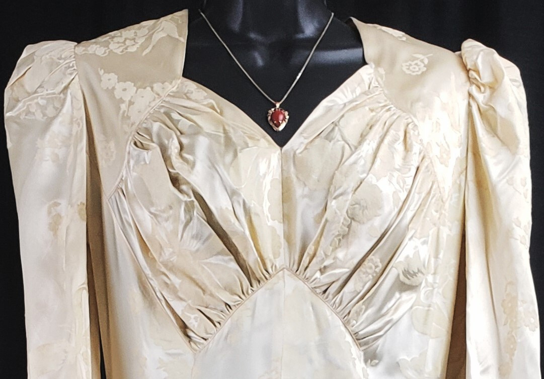 1930’s-40s VTG Ivory Flocked Satin Wedding Gown Dress Sweetheart Neckline Small