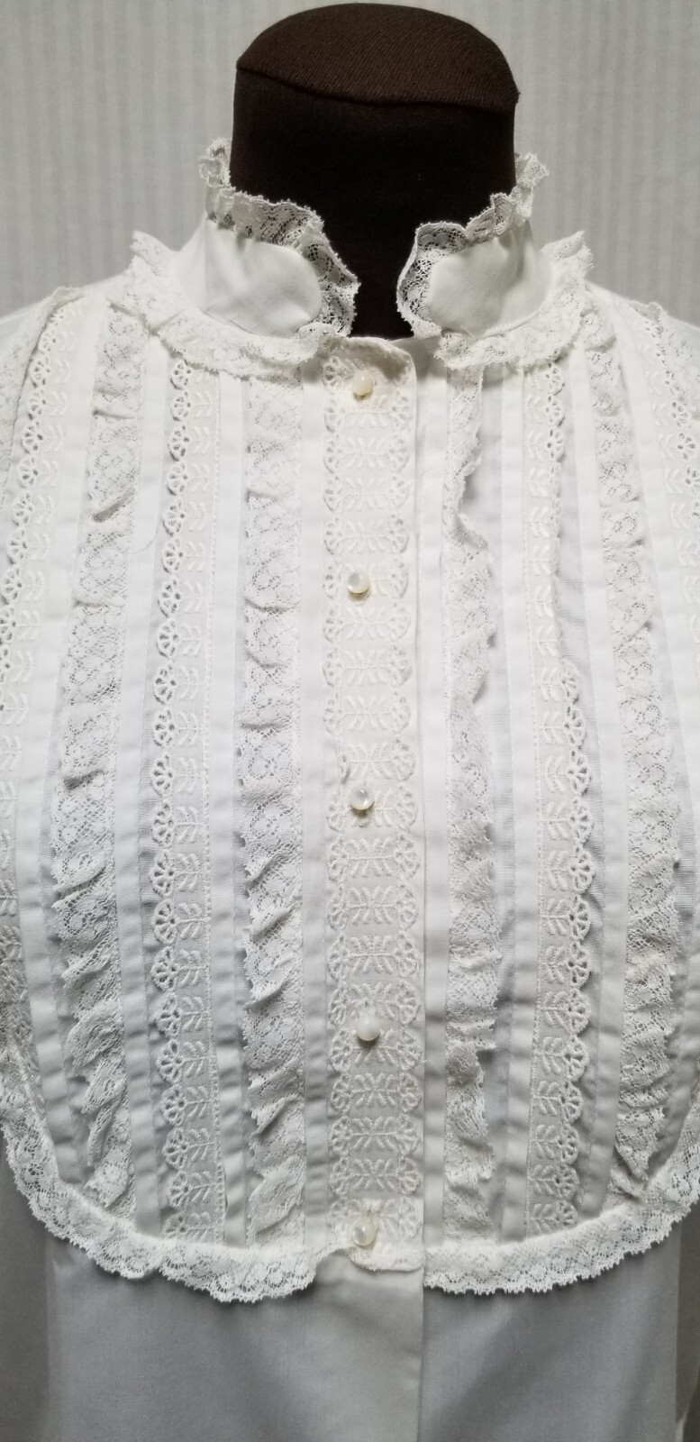 Vintage 1960/70’s ADELAAR White Lace Bib Front Blouse Top – Size L – EUC