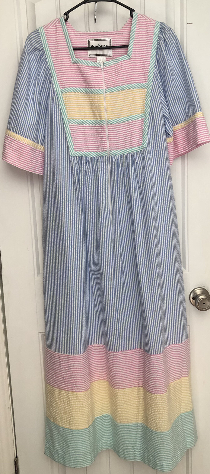 Sm Vintage Pastel Striped Seersucker Housecoat Cotton/Polyester Made in Taiwan.