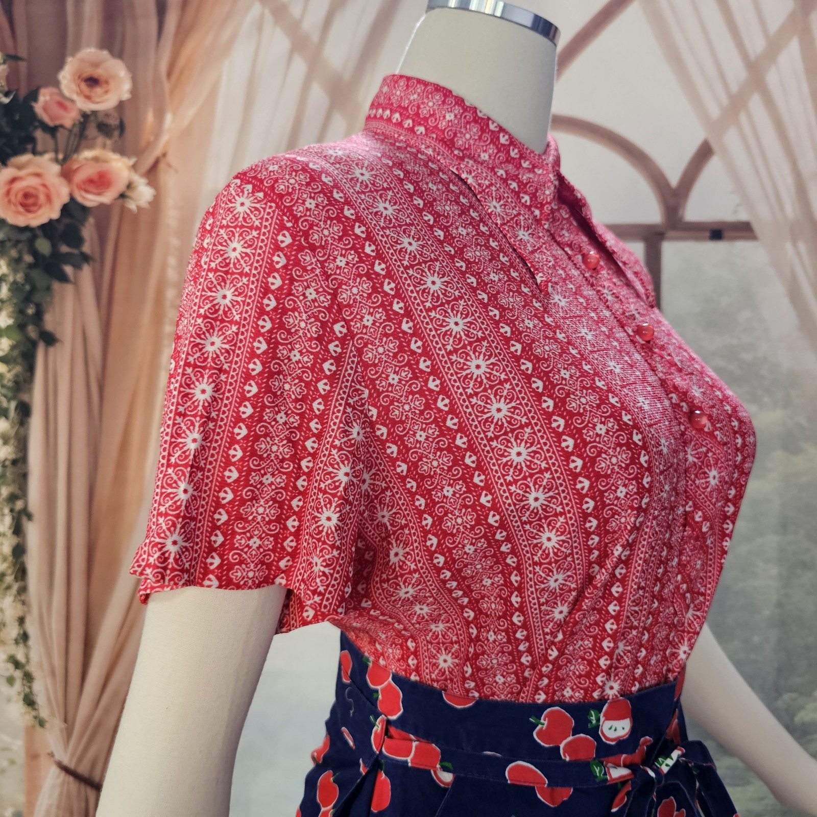Vintage 1970s Shirt Top Blouse Red White Patterned Pointed Collar The Art Shirt