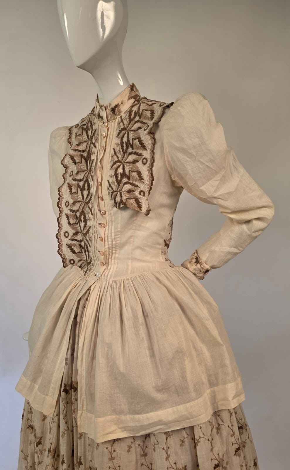 VICTORIAN 19TH C 2 PC RICH FLORAL EMBROIDERED COTTON BUSTLE DRESS W PUFF SLEEVES