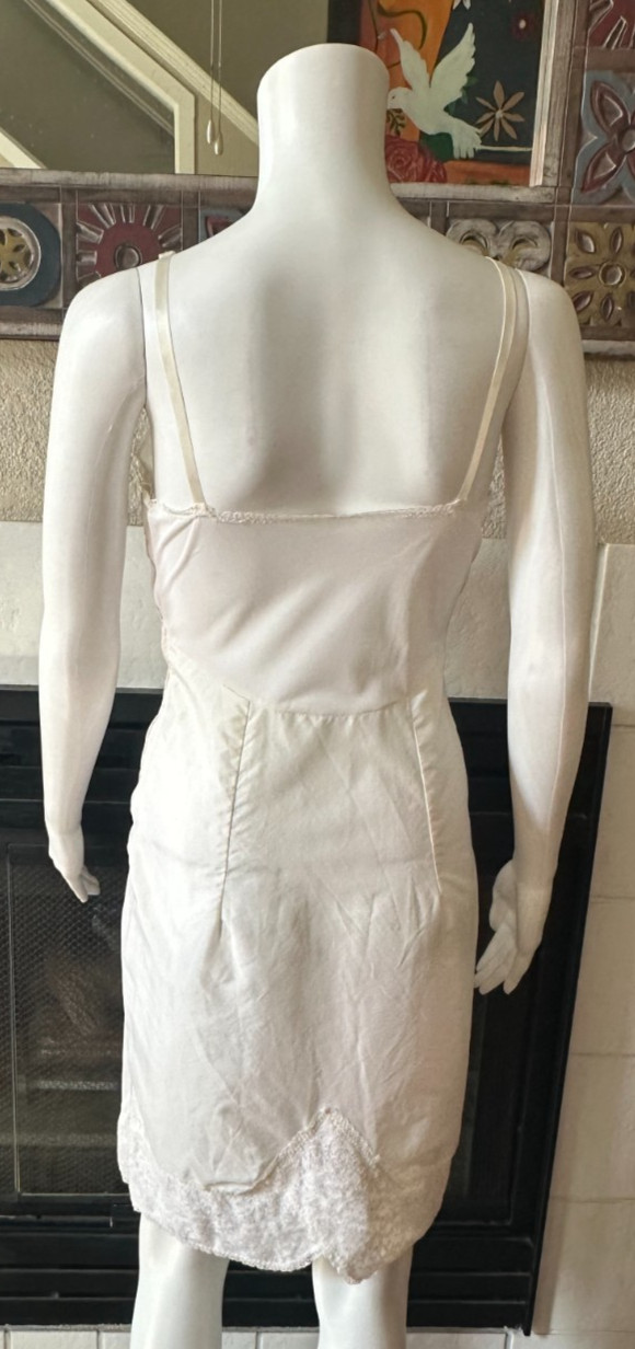 Vtg Full zip slip Nylon SZ 34 nylon taffeta feel armpit to armpit 17″ length 39″