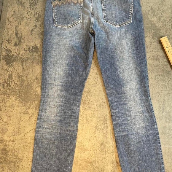 Holding horses 32 women’s blue jeans with a unique embroidered pocket