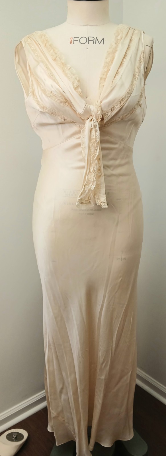 odette barsa vintage 1940s Creme Silk And Lace Dressing Gown