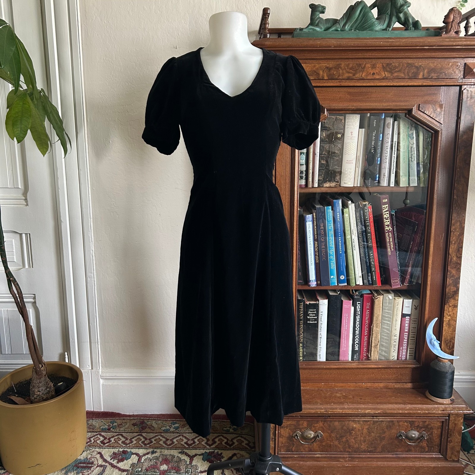 Vintage 1940s Black Velveteen Day Dress Handmade Puff Sleeve 26W Midi V neck