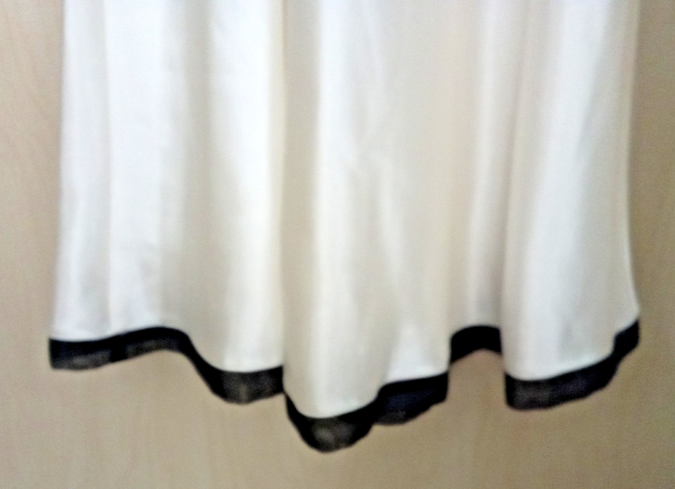 VTG JONES NEW YORK IVORY SATIN LACE BLACK TRIM NIGHTGOWN SZ M