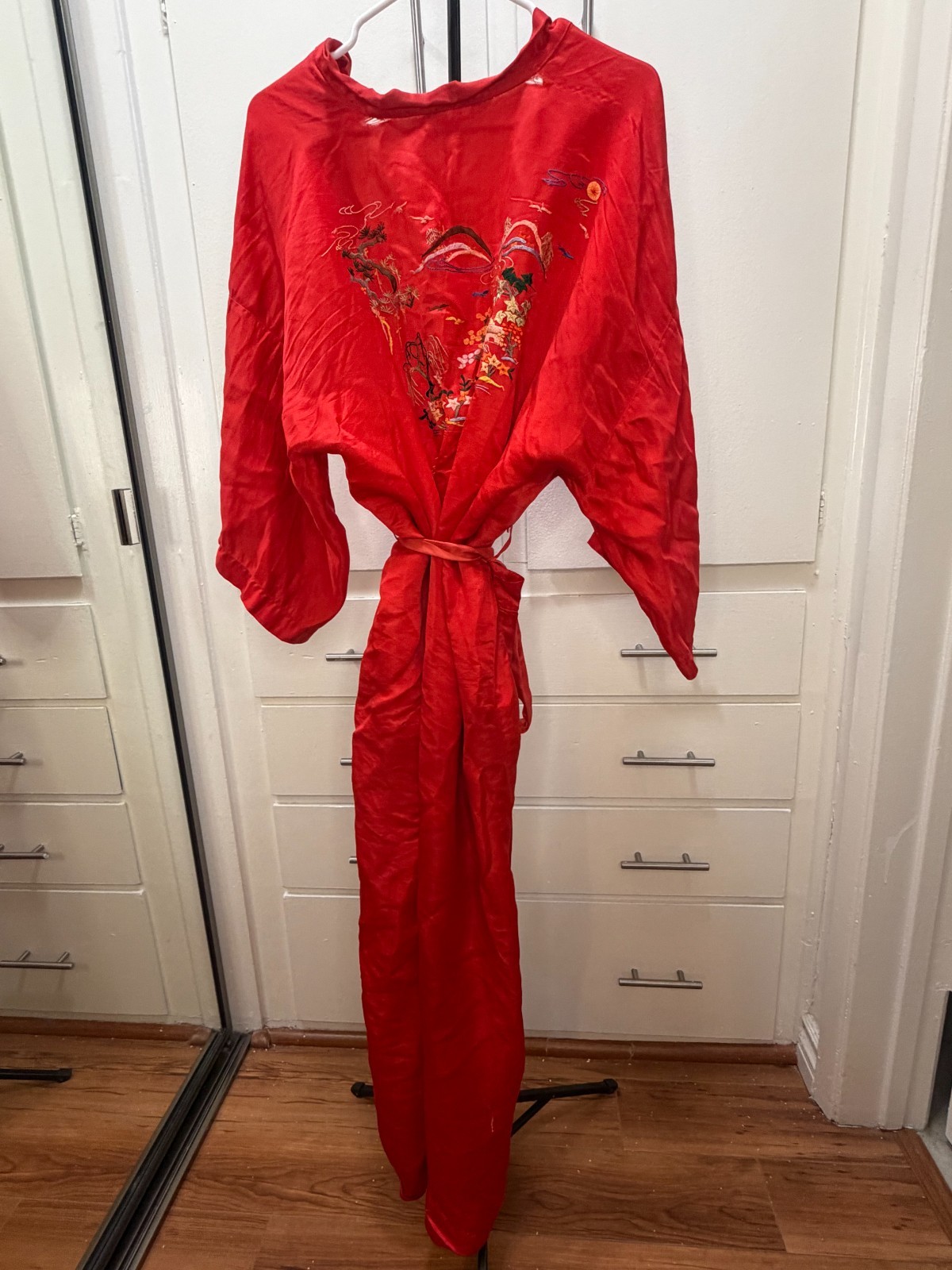 Vintage Pearls Red Embroidered Silk Robe Dragon Motif Long Sleeve Women’s XS