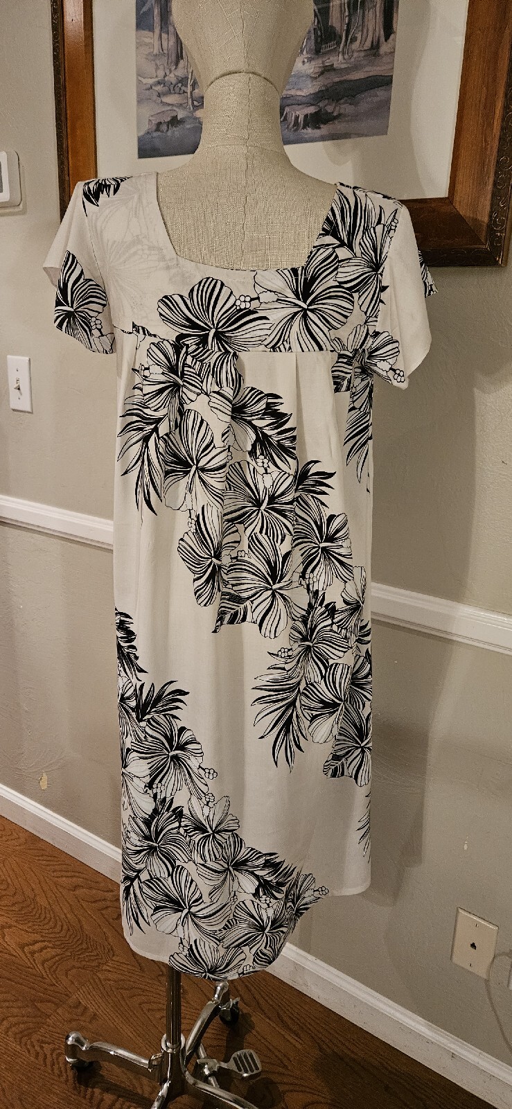 Vintage 1970s / 1980s Cotton Blend Hawiian Floral House Dress As Pictured