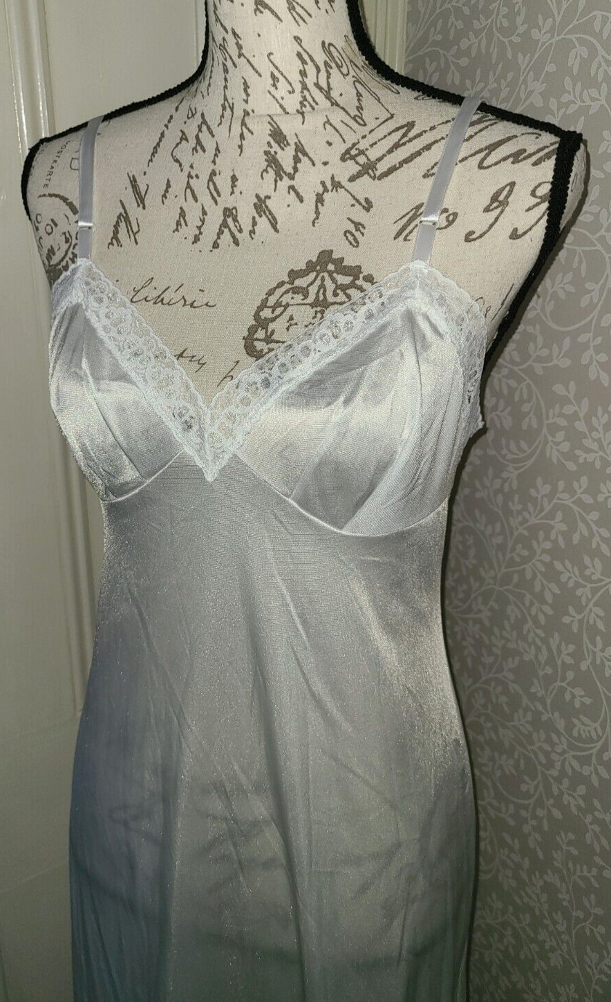 Vtg Vanity Fair white nylon full slip w lace trim, ladies’ size 34