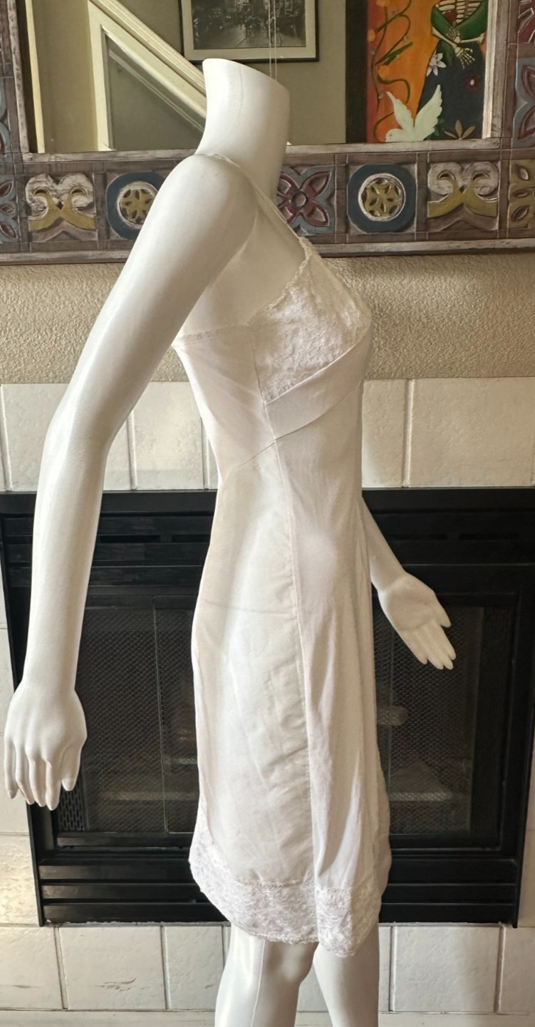 Vtg Full zip slip Nylon SZ 34 nylon taffeta feel armpit to armpit 17″ length 39″