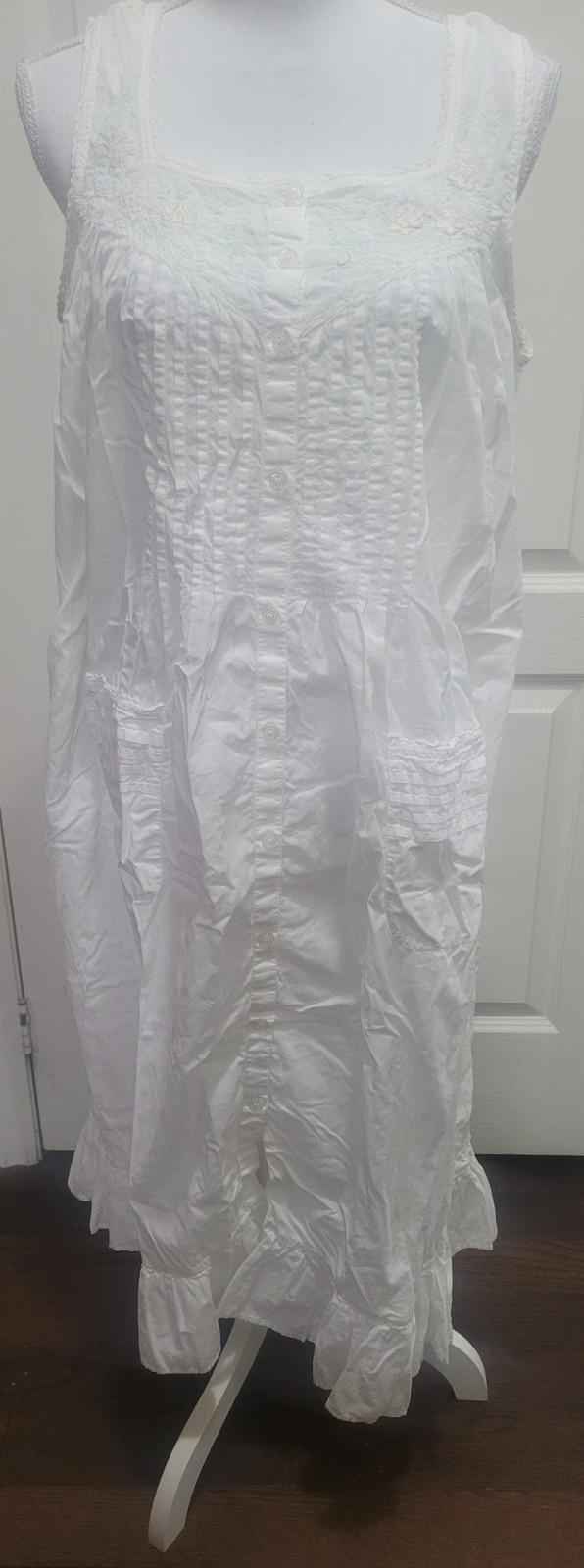Sleeveless Nightgown – White – 100% Cotton – Buttons – Sparkle – 41″ Chest