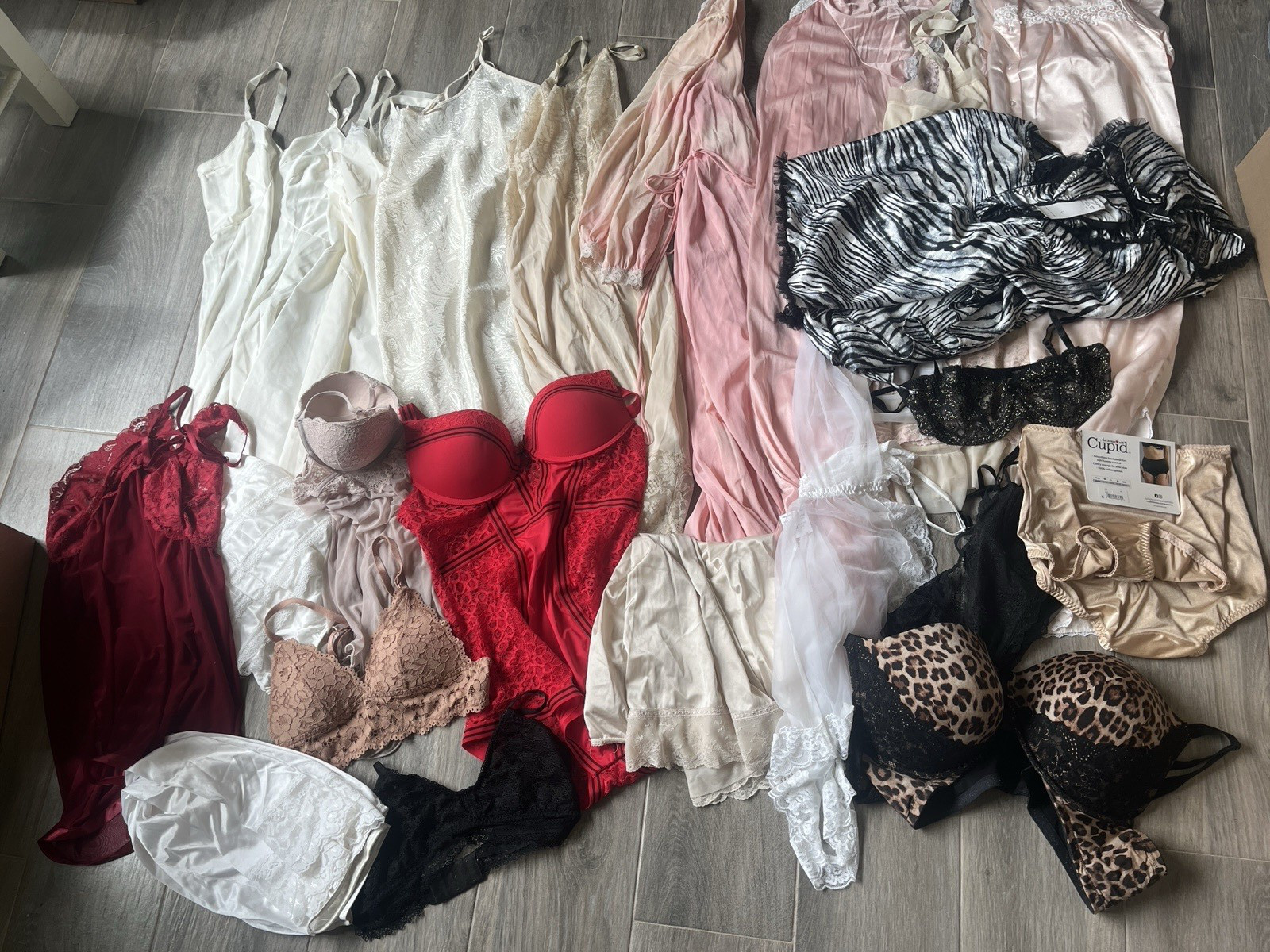 LOT 25 LINGERIE NIGHTGOWNS SLIPS BRAS SLIMMERS ROBES NYLON LACE GLAM USA SEXY