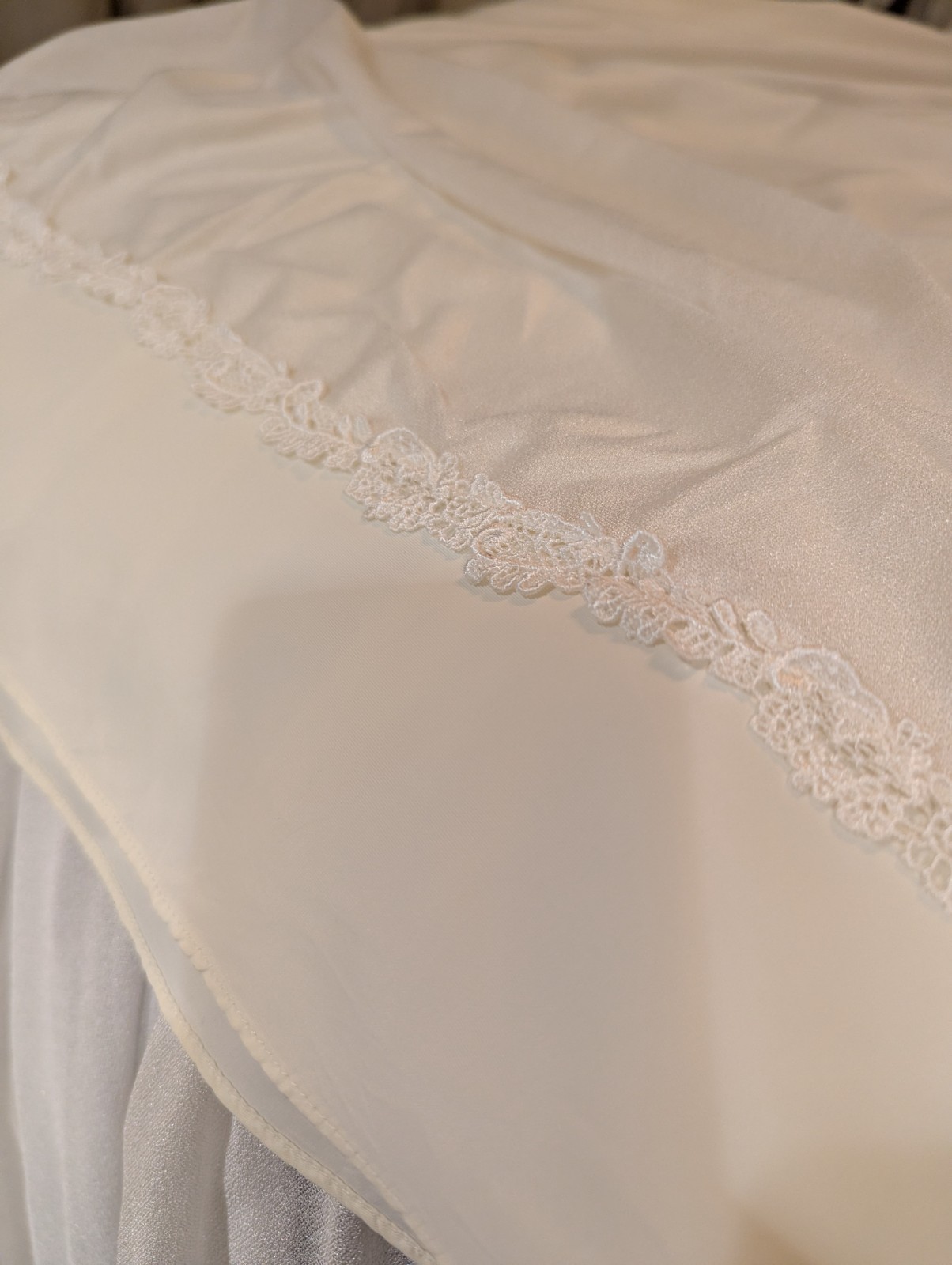 Vintage 1970s Unbranded Off White Wedding Dress Lace Applique Pearl Long Sleeve