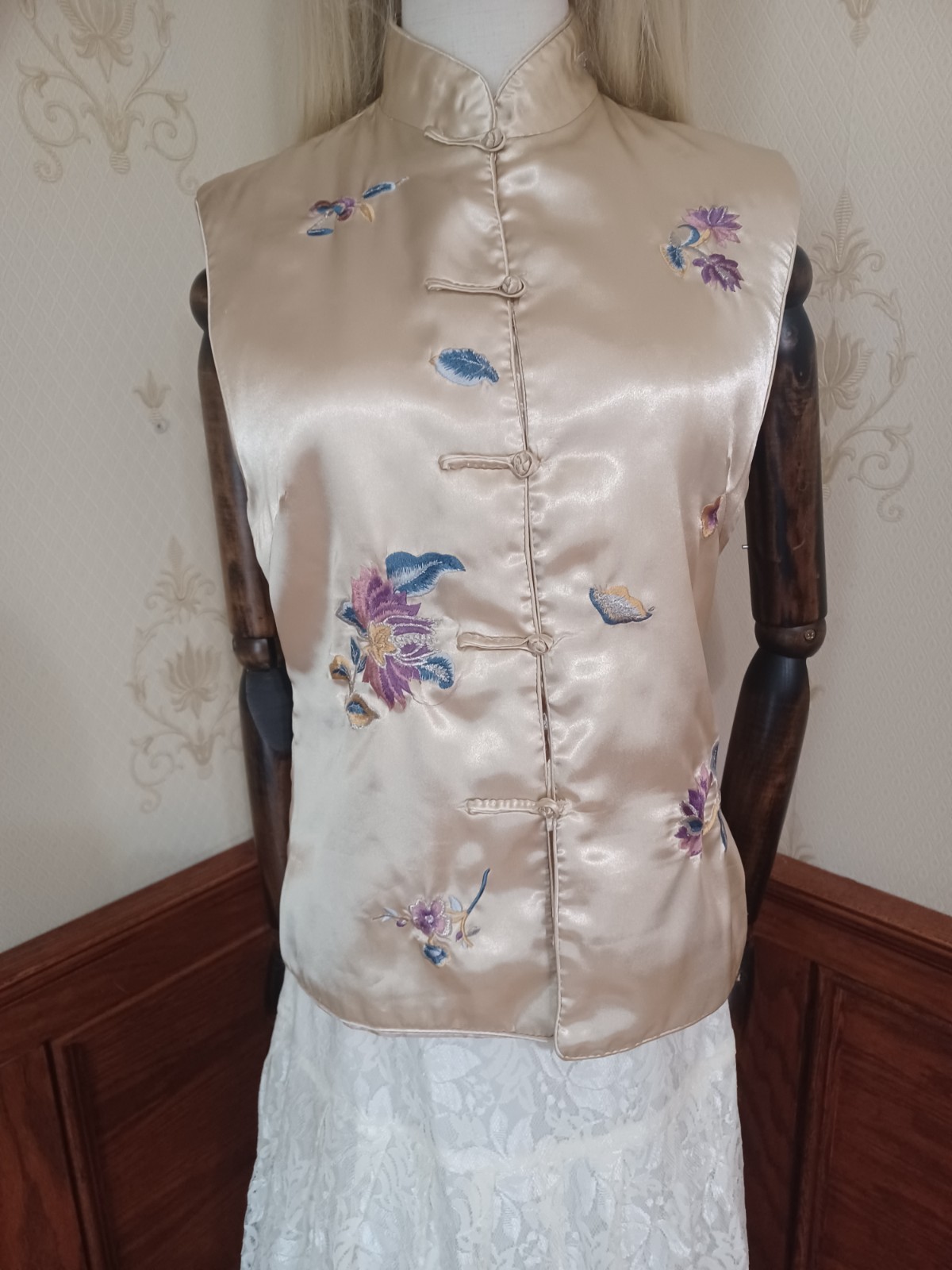 Vintage 1980s/1990s Shieh Hwa Classics Chinese Satiny Champagne Embroidered Vest