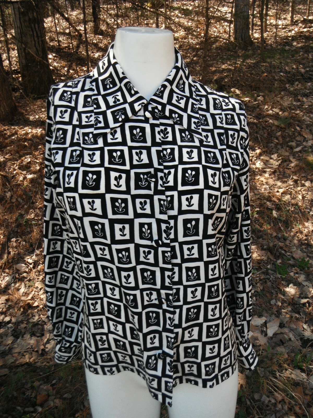 VTG. 70’s 100% silk Ports International button up blouse MOD black/white pattern