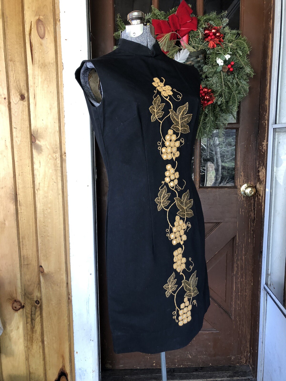 Vintage 1960’s Black And Gold Design Curvy Cocktail Dress 36-30-36