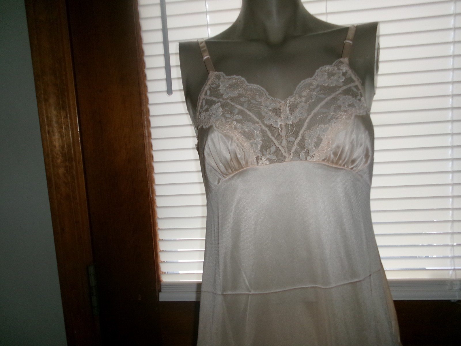 NOS VINTAGE SLIP~ HANES HER WAY FULL SLIP~ NYLON~LACE BUST~ SZ 34 USA