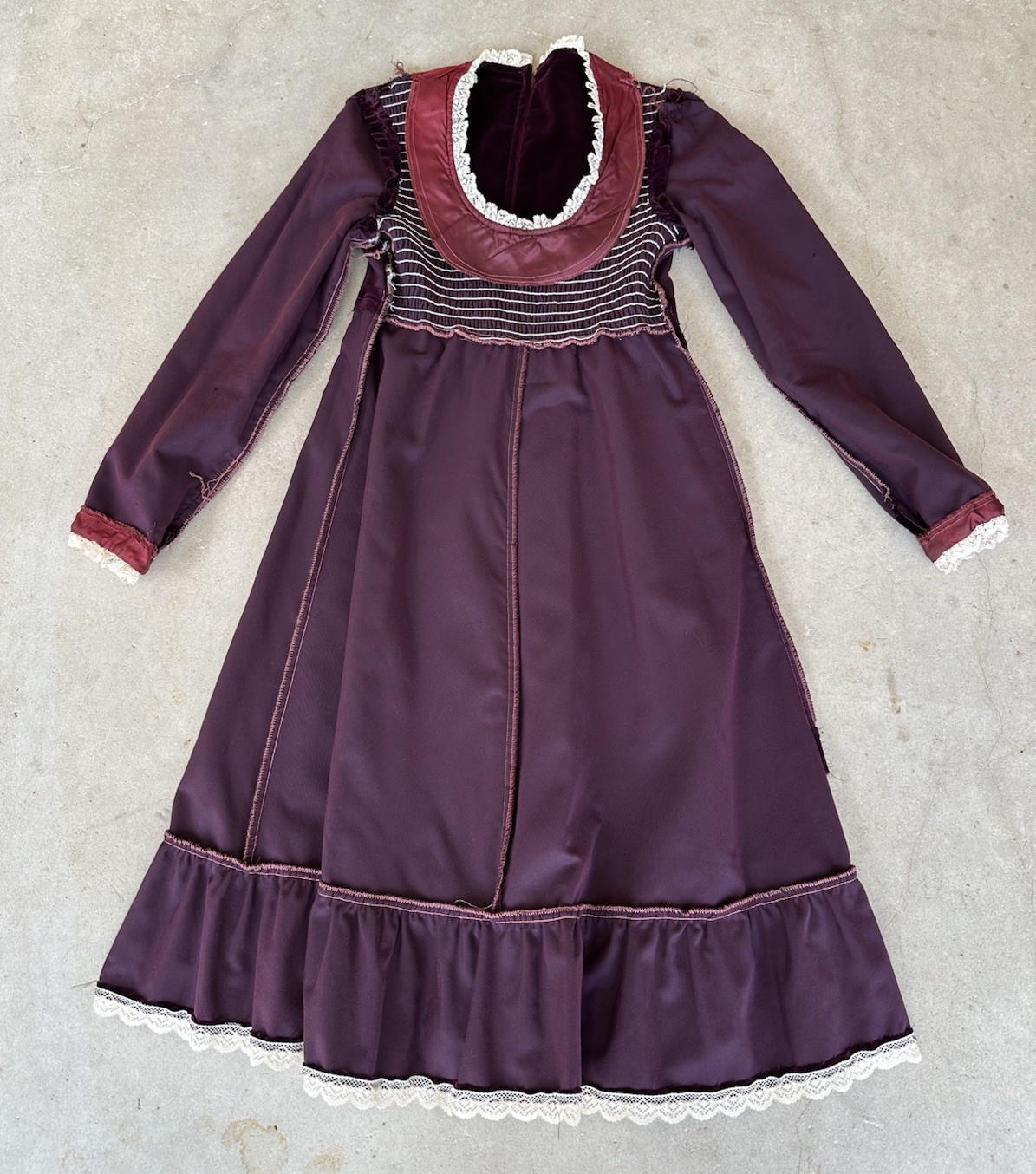 1970s Burgundy Velvet Shirred Tie Back Lace Trim Dress Prairie Boho Hippy 11 VTG