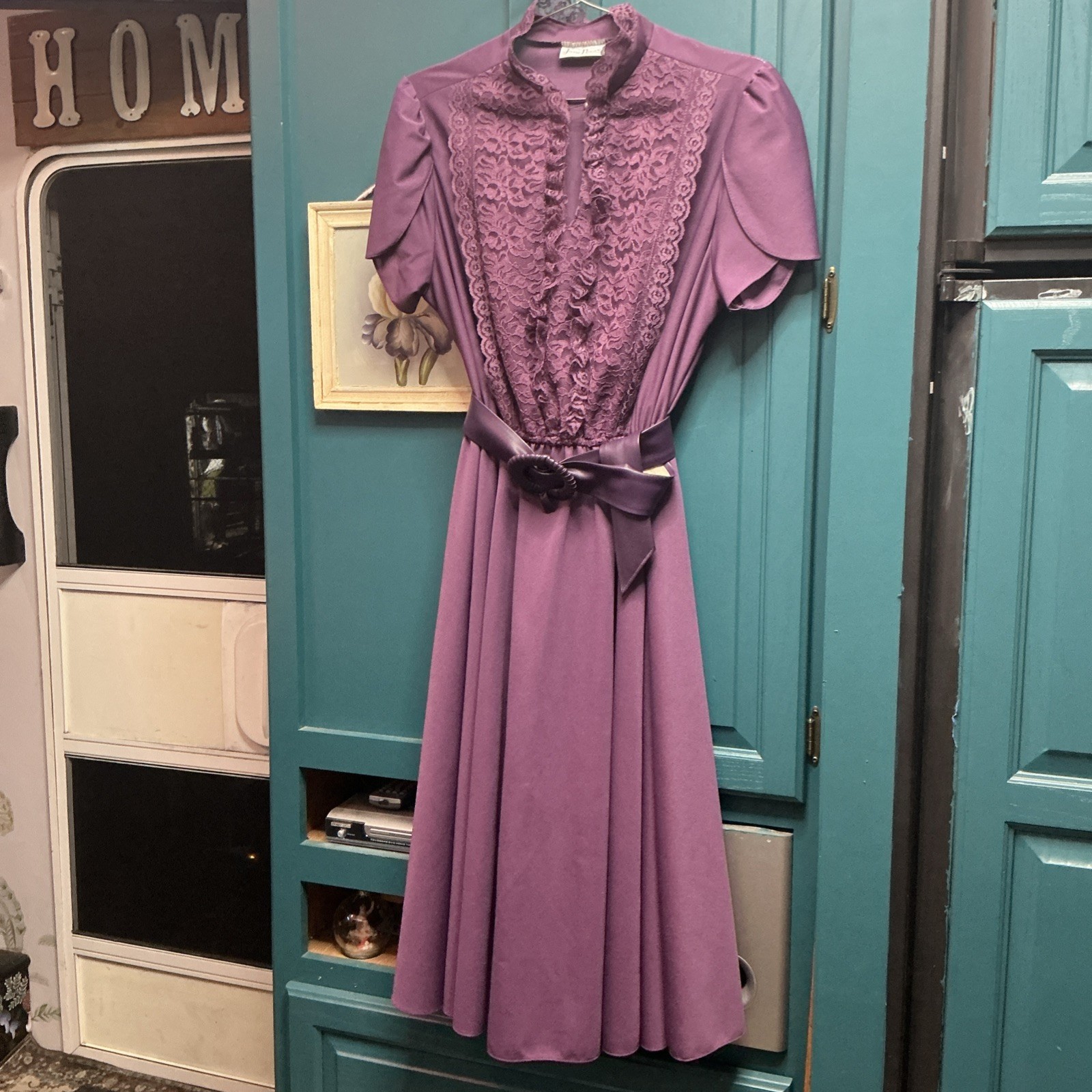 1970’s Sz. 10 Jane Baar Dress Petal Sleeves Lace high keyhole neck Purple A20