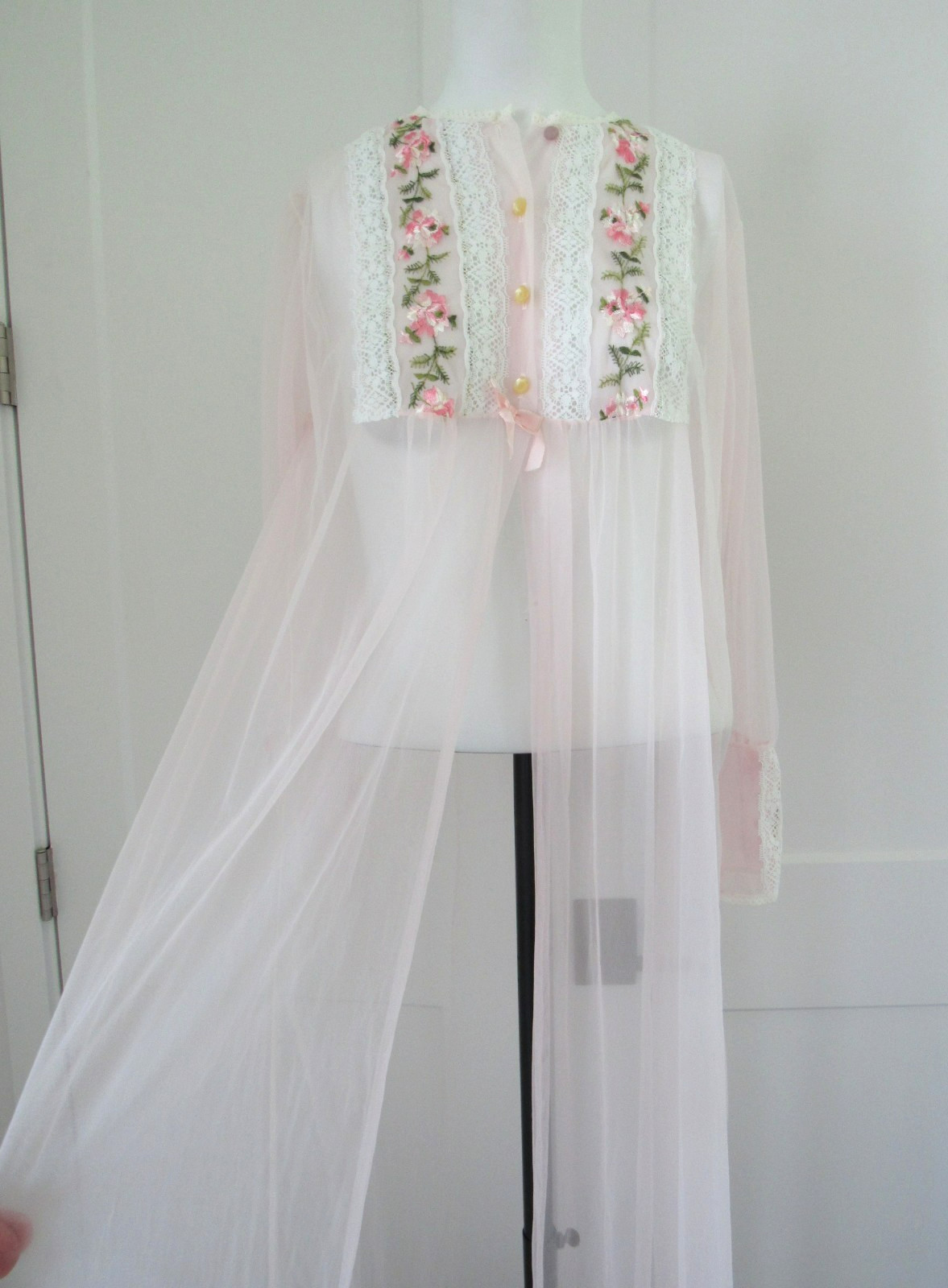 VTG. Circle III Light Pink Embroidered & Lace Open Front Sheer Robe sz M