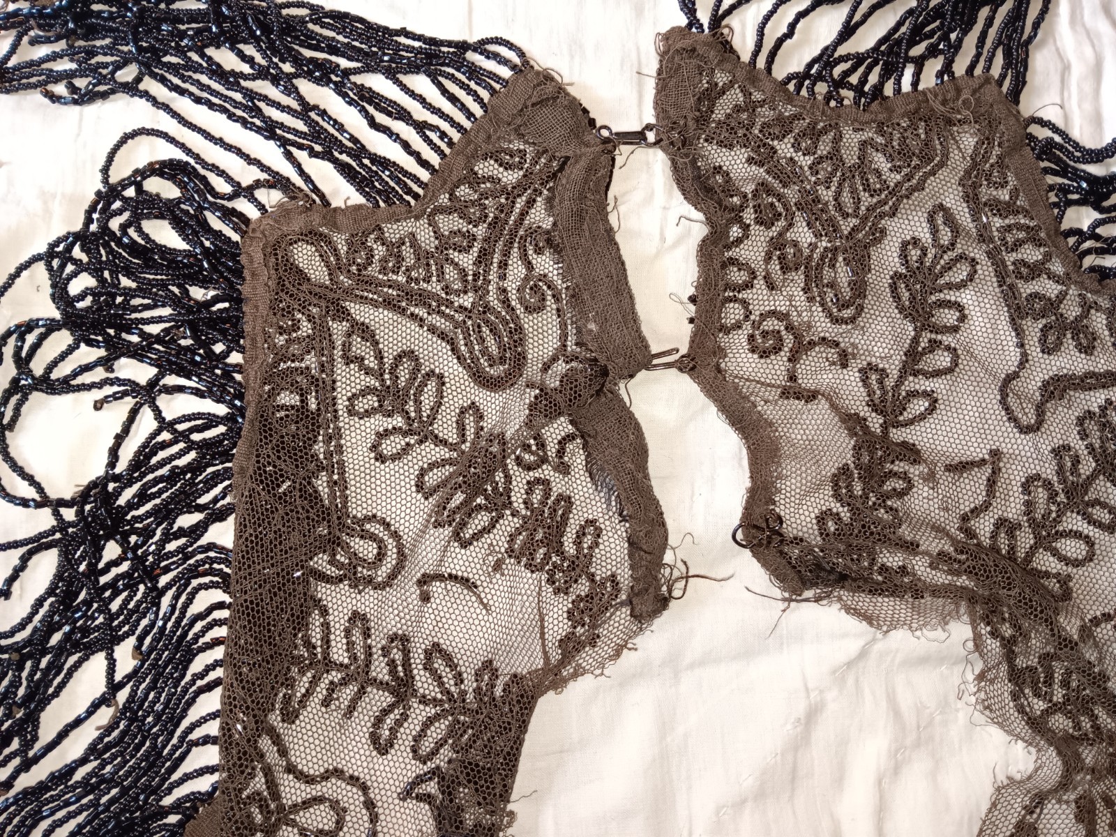 ANTIQUE VICTORIAN EDWARDIAN MOURNING MANTLE CAPE SHAWL OF JET BEADS